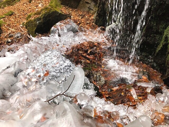ゴハンギョウノ滝の滝壺の氷の芸術