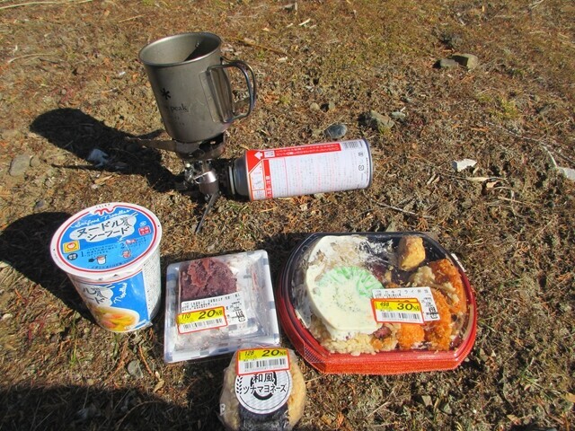 西山の山頂付近で昼食の様子