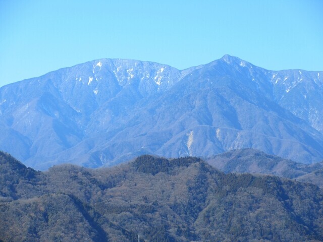 西山の山頂からの奥秩父最高峰の北奥千丈岳方面景色