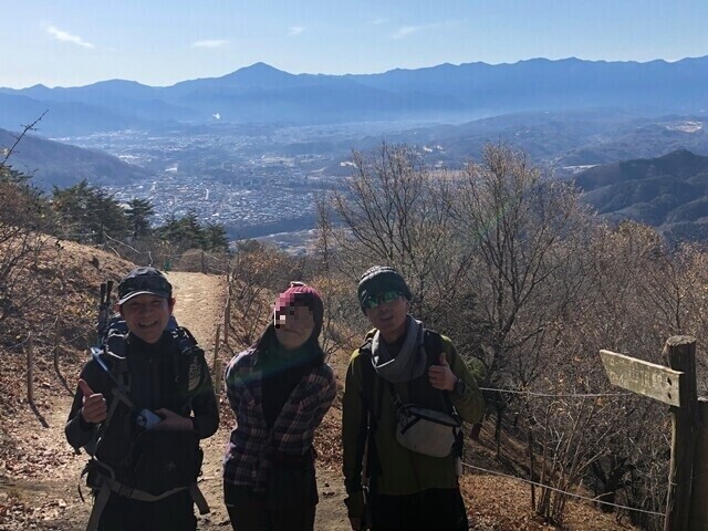 宝登山の山頂で登頂記念の写真