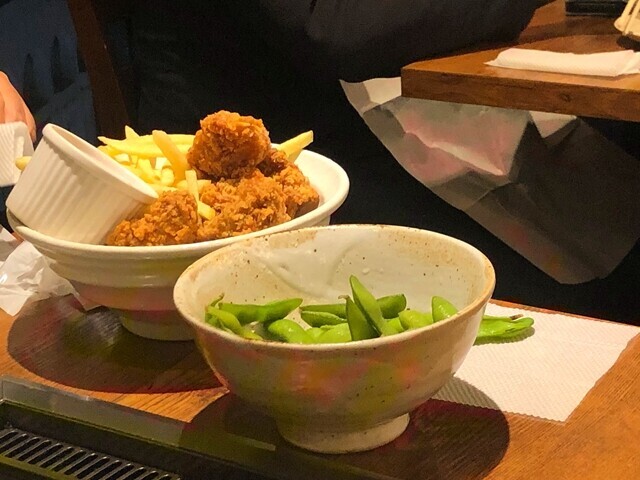 もんじゃ酒場だしや本厚木店のもんじゃ焼きと枝豆、唐揚げ、フライドポテト