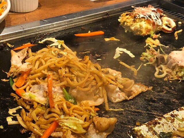もんじゃ酒場だしや本厚木店の焼きそばとお好み焼き