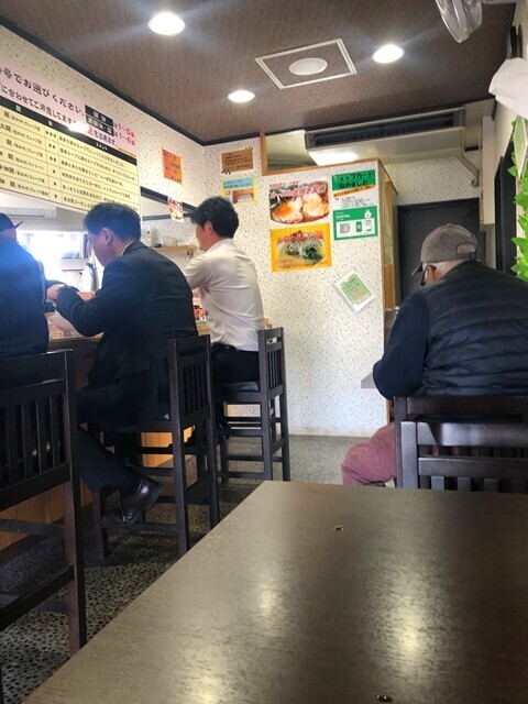 ラーメン研究所の混雑と店内の客席の様子