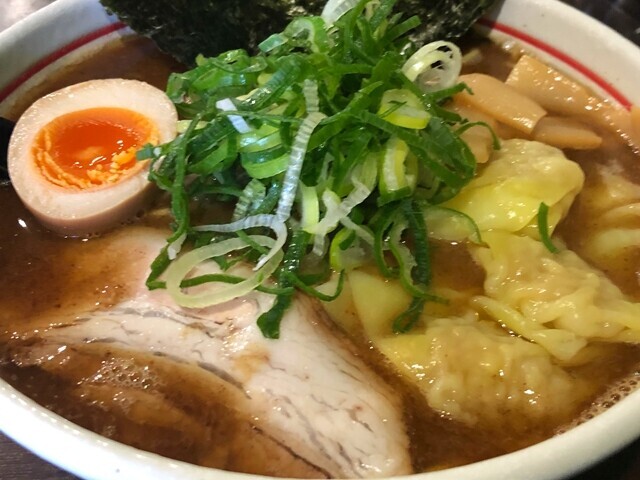 ラーメン研究所で注文したラーメンのトッピングの様子
