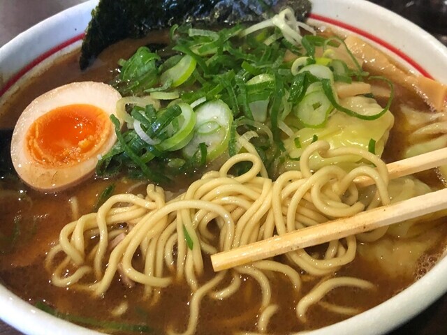 ラーメン研究所で注文したラーメンの麺の様子レビュー