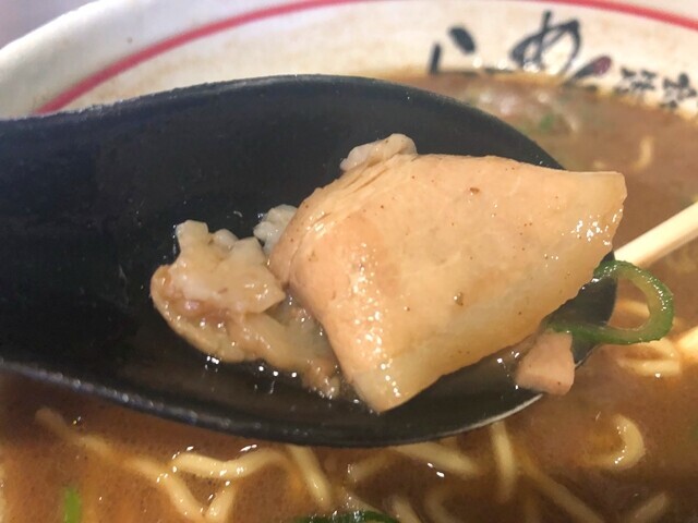 ラーメン研究所のチャーシューレビューの様子