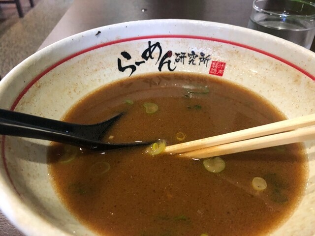 ラーメン研究所の美味しいラーメンを完食の様子