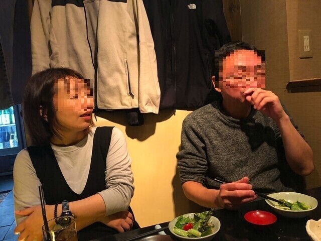 三重人で料理を食べている様子
