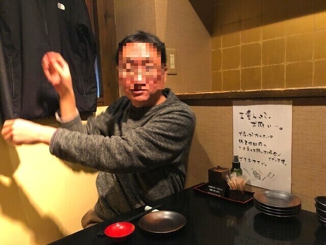 三重人で宴会料理を待っている男性客