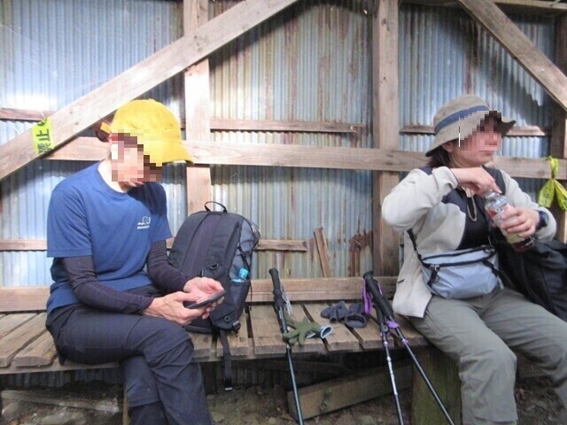 入道ヶ岳北尾根避難小屋休憩する女性達