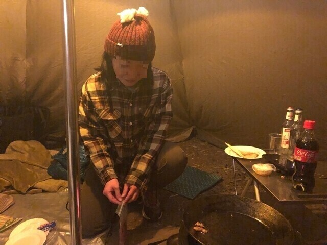 テント内で座っている様子