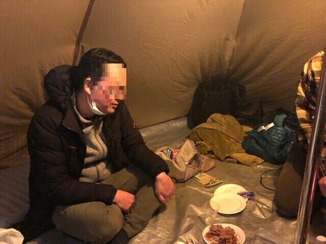 武甲キャンプ場で設営したテント内でキャンプを楽しんでいる様子をレビュー