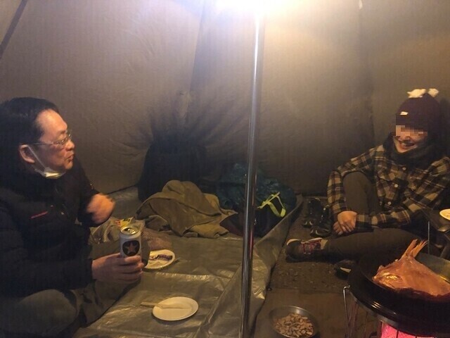 武甲キャンプ場でキャンプを楽しんでいる男性