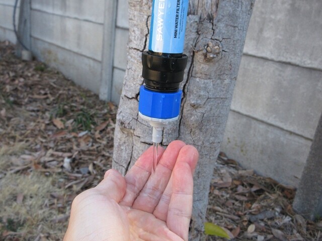 ソーヤー1ガロン グラビティシステムで浄水した水の味と香りレビュー中の様子