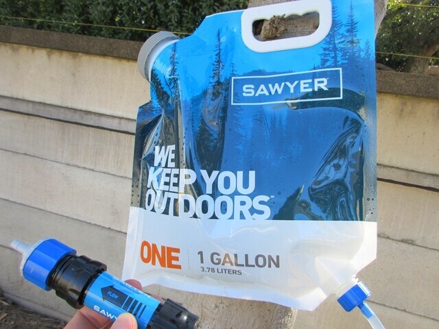 １ガロン（３．７８Ｌ）入るパウチに水を入れて木に吊るして浄水の様子