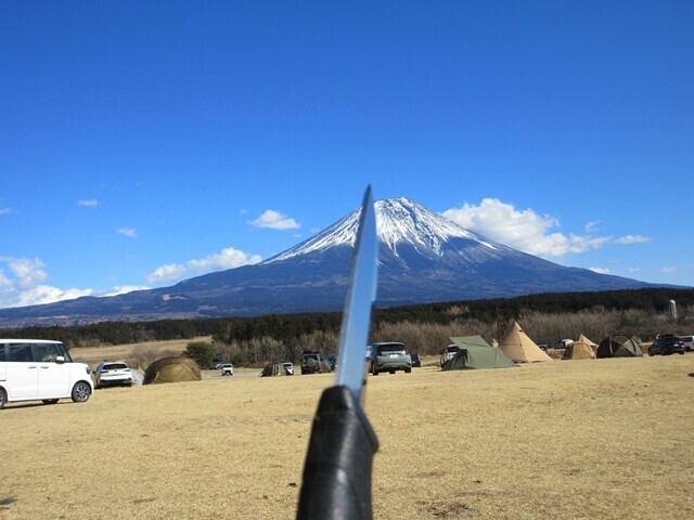 モーラナイフコンパニオンと富士山の景色