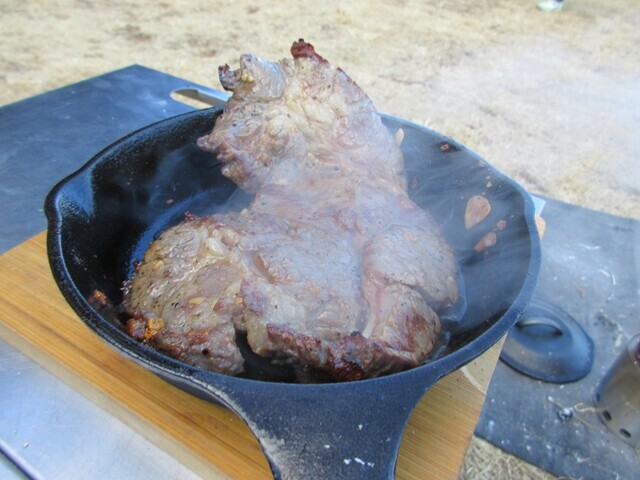 ソロストーブライトを使ってステーキを焼き上げた様子