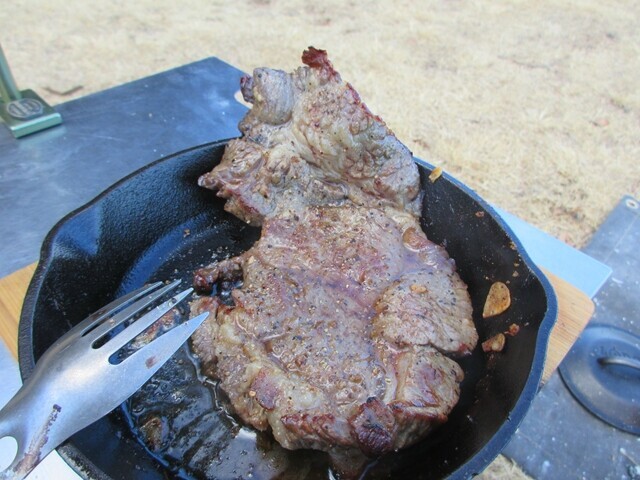 キャンプ飯でステーキ