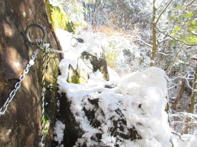 丹沢三峰ルート核心部が金冷シ新雪と岩場、氷のミックス