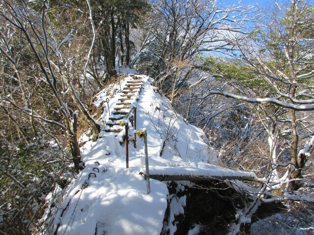 丹沢三峰ルート核心部の岩場と積雪