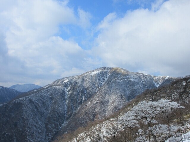 不動ノ峰の景色を見ながら塔ノ岳登山