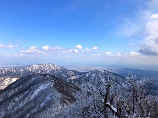 塔ノ岳の山頂から眺める丹沢表尾根