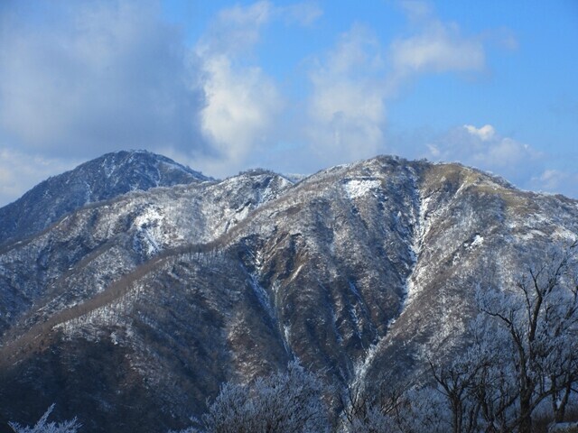 遠くに見えてるお山が蛭ヶ岳、手前が不動ノ峰