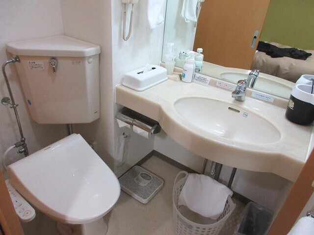 ホテルリラックスイン富山トイレと洗面台の様子