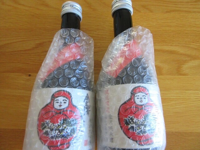 蔵元限定の日本酒をお土産に購入した様子
