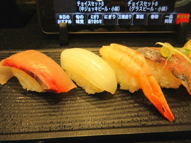すし玉富山の厳選かがやき７のお寿司を食べながらレビューの様子