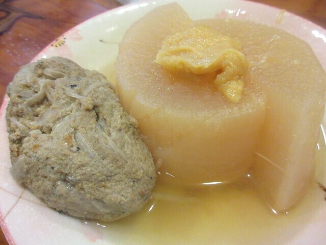 金沢おでんでいわしのつみれと大根レビューの様子