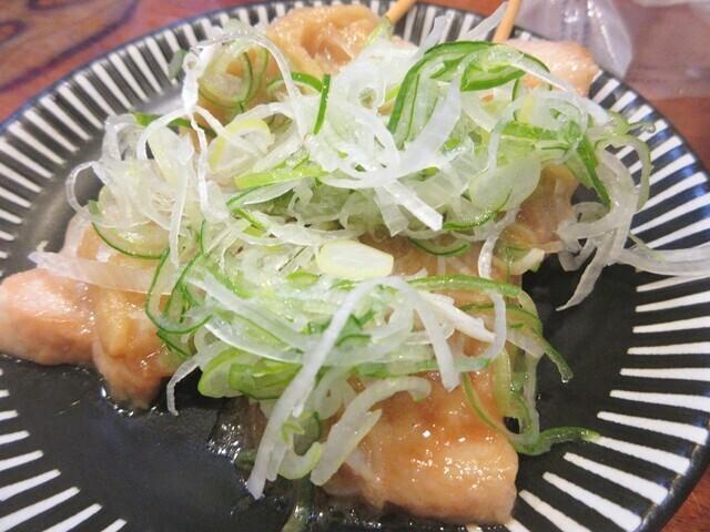 おでん若葉の名物料理どて焼きのレビュー接客が悪い様子