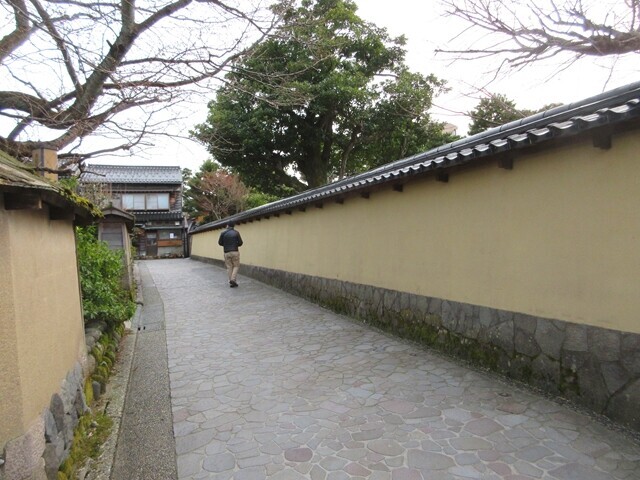 武家屋敷跡の土塁の混雑具合をレビュー