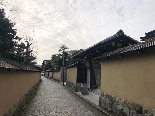 武家屋敷跡の土塁（壁）の散策の時間