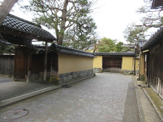 武家屋敷跡周辺は通路が狭く曲がり角が多い様子をレビューしている