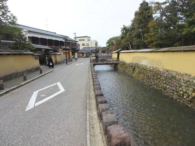 武家屋敷跡の堀と土塁
