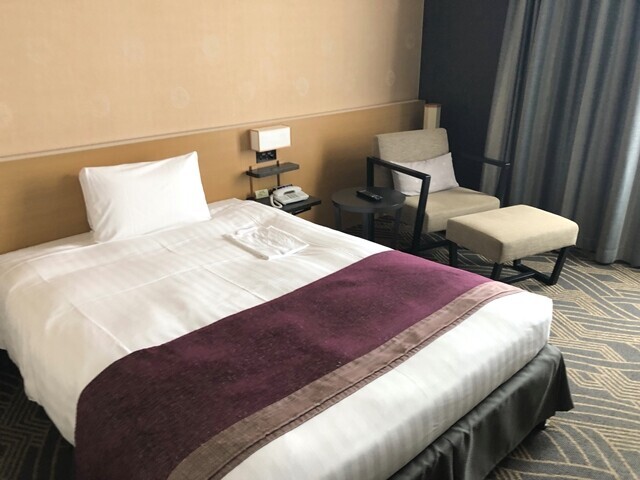 金沢東京ホテルの部屋はシンプルながら気品が漂っている様子