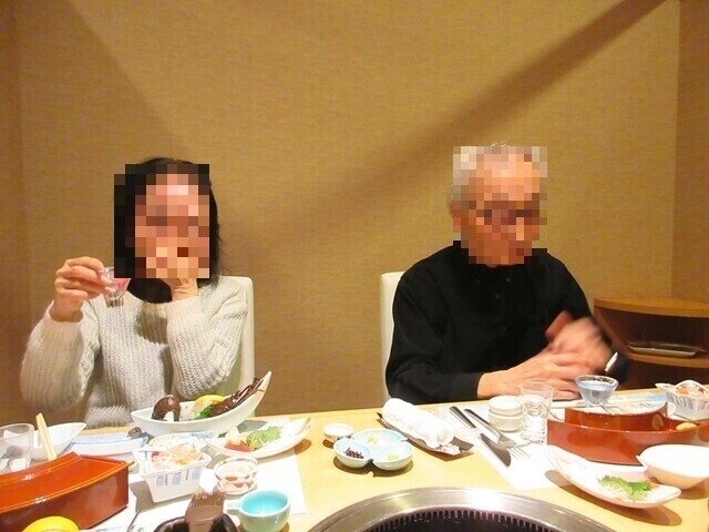 下田大和館の夕食を食べている宿泊者