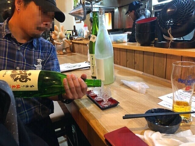 まるさんかくしかくの日本酒利き酒セットのレビューの様子