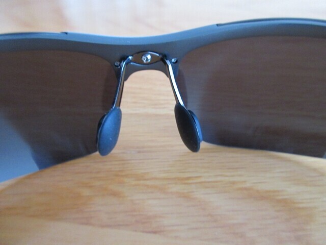 偏光サングラスの鼻当て部分の様子