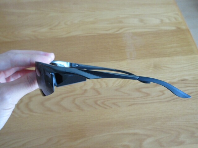 偏光サングラスのサイド側のデザイン
