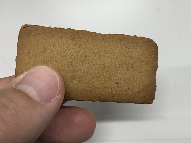 加賀棒茶サンドクッキーのクッキーにもきな粉とほうじ茶が使われている様子
