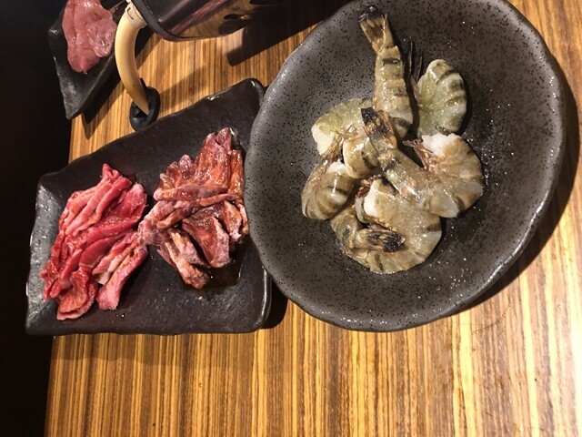 肉ゆるりで注文したエビの様子