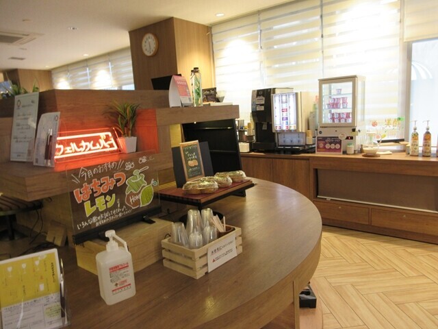 ウエルカムドリンクバーの場所がスーパーホテルPremier博多朝食の会場
