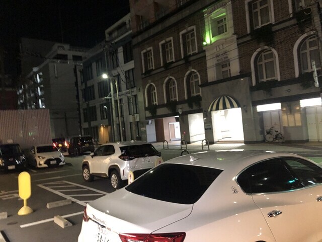 スーパーホテルPremier博多の駐車場の様子と料金