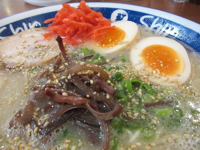 shinshinの博多ラーメンのスープと具材をレビュー