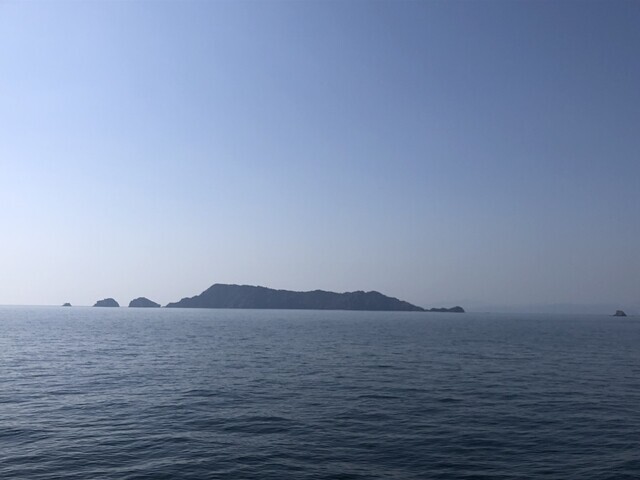 国道九四フェリーの航路からの瀬戸内海らしい小島の景色