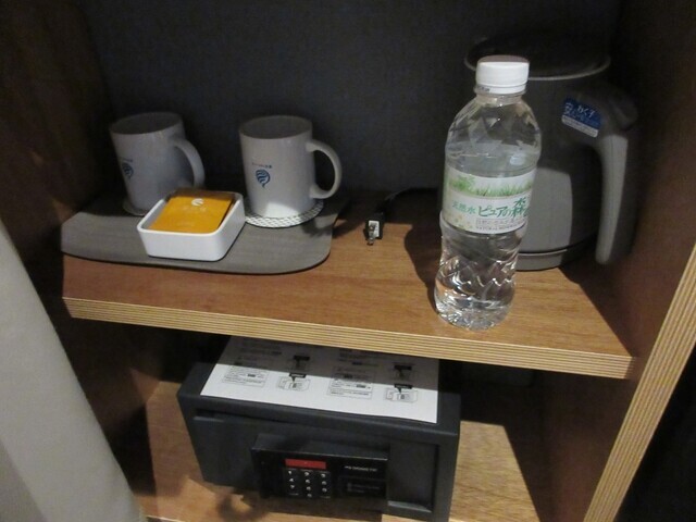 道後hakuroの部屋にあったミネラルウォーターとお茶