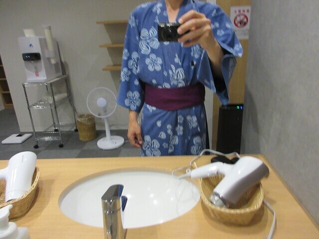 道後hakuroの浴衣を着た男性
