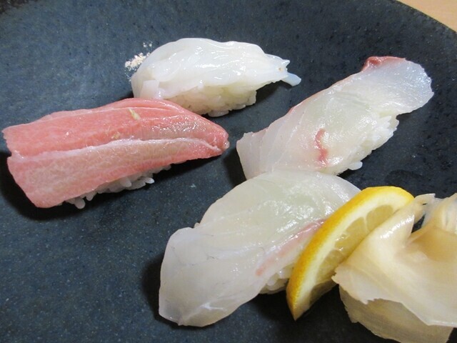 奴寿しで注文した特上握りレビューの様子